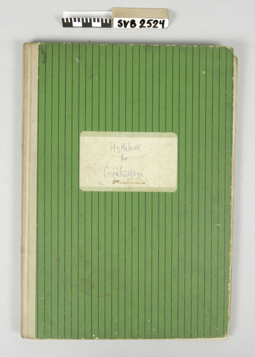 Innbundet, linjert notatbok med nålestripet, grønt omslag, rygg av tekstil. Hvit og grønn etikett på forsiden. Håndskrevne notater. 
