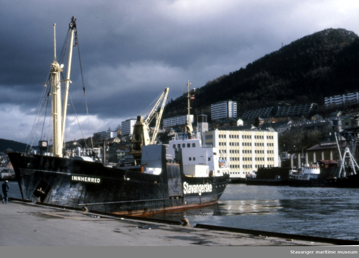 MS "Innherad" til kais ved Puddefjorden, Bergen. Laksevåg og Solheimsviken i bakgrunnen.
