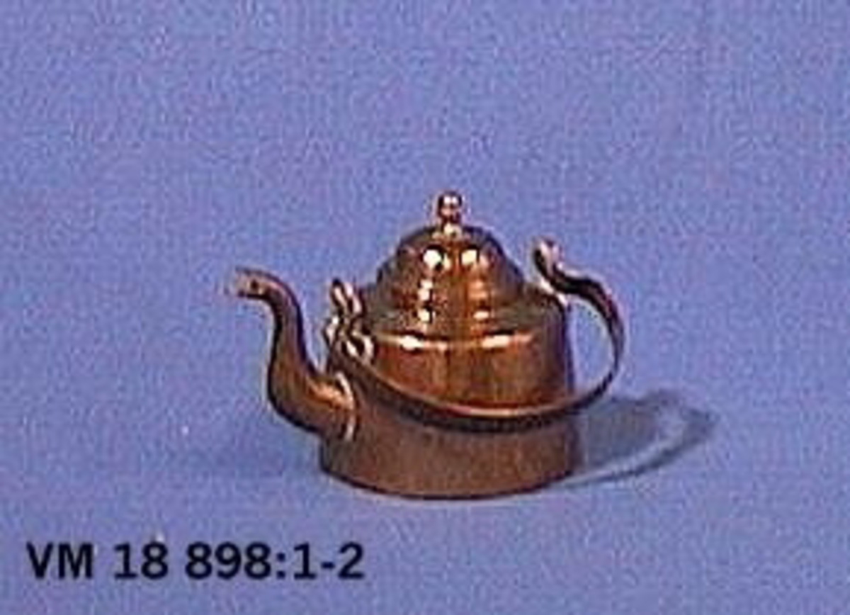 Kaffekanna i koppar. Leksak. För leksaksspis från tiden omkring år 1900.
