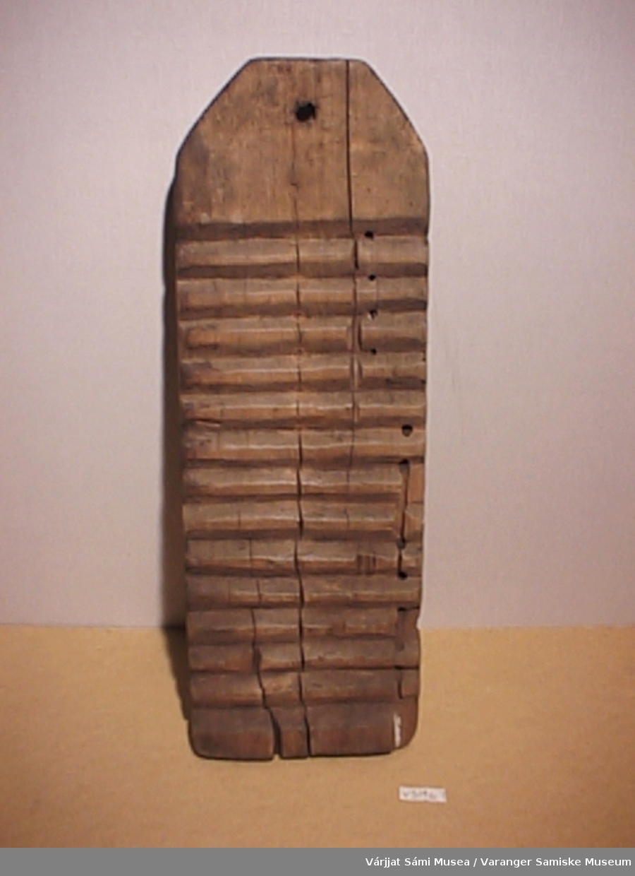 Vaskebrett i tre, merket 1780.
Brettet har 13 riller ca. 1 cm hver.
Brettet har mange merker på baksiden, er brukt til underlagsfjøl.