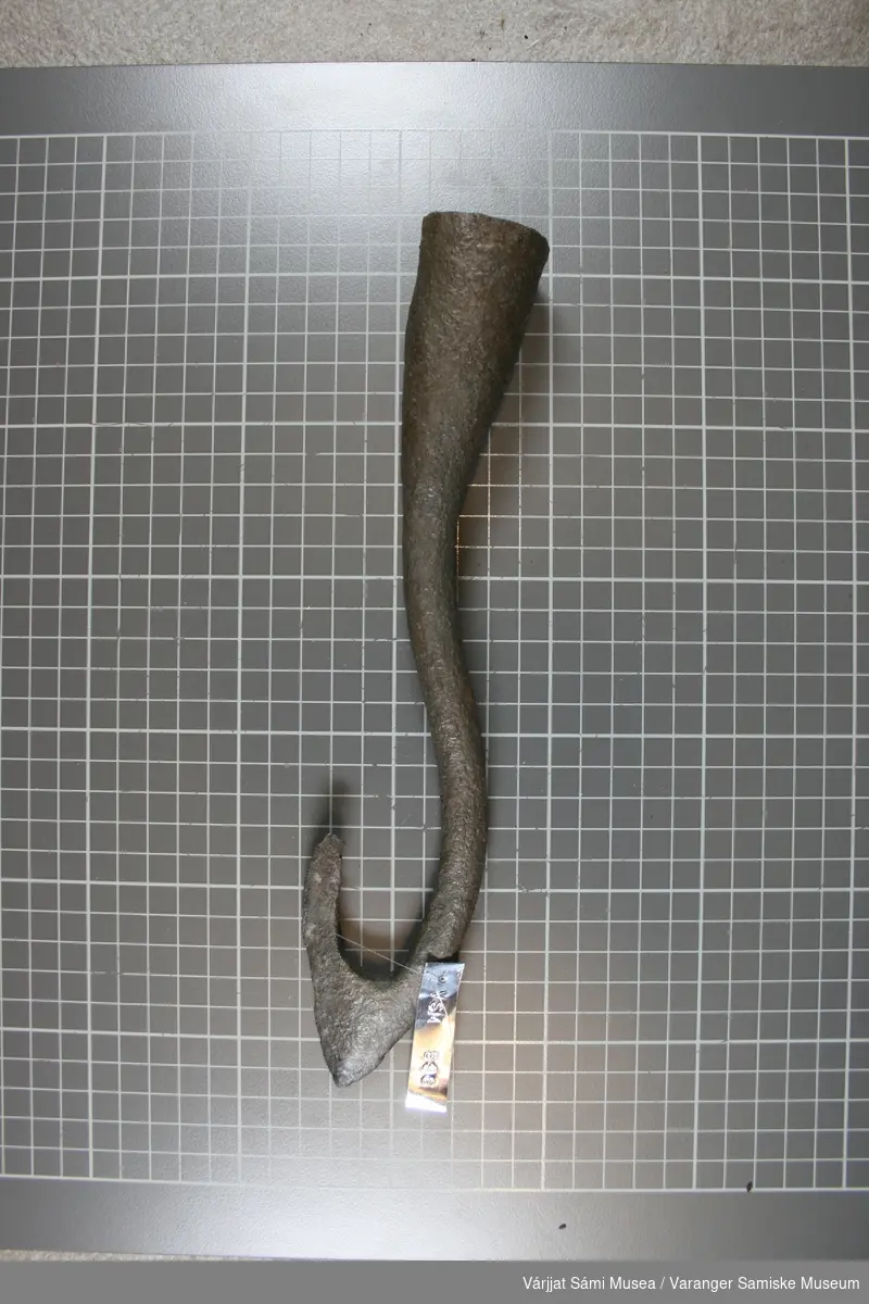 J-formet kveite/flyndrekrok av jern, har hatt et langt (3-4m) treskaft.