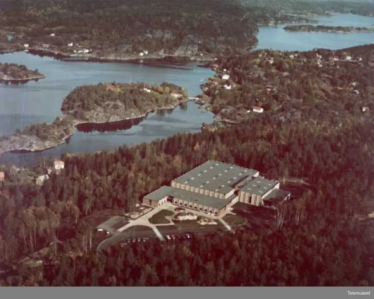 Elektrisk Bureau FlyfotoElektrisk Bureau, TElefonfabrikken i Risør, reist i 1975-76