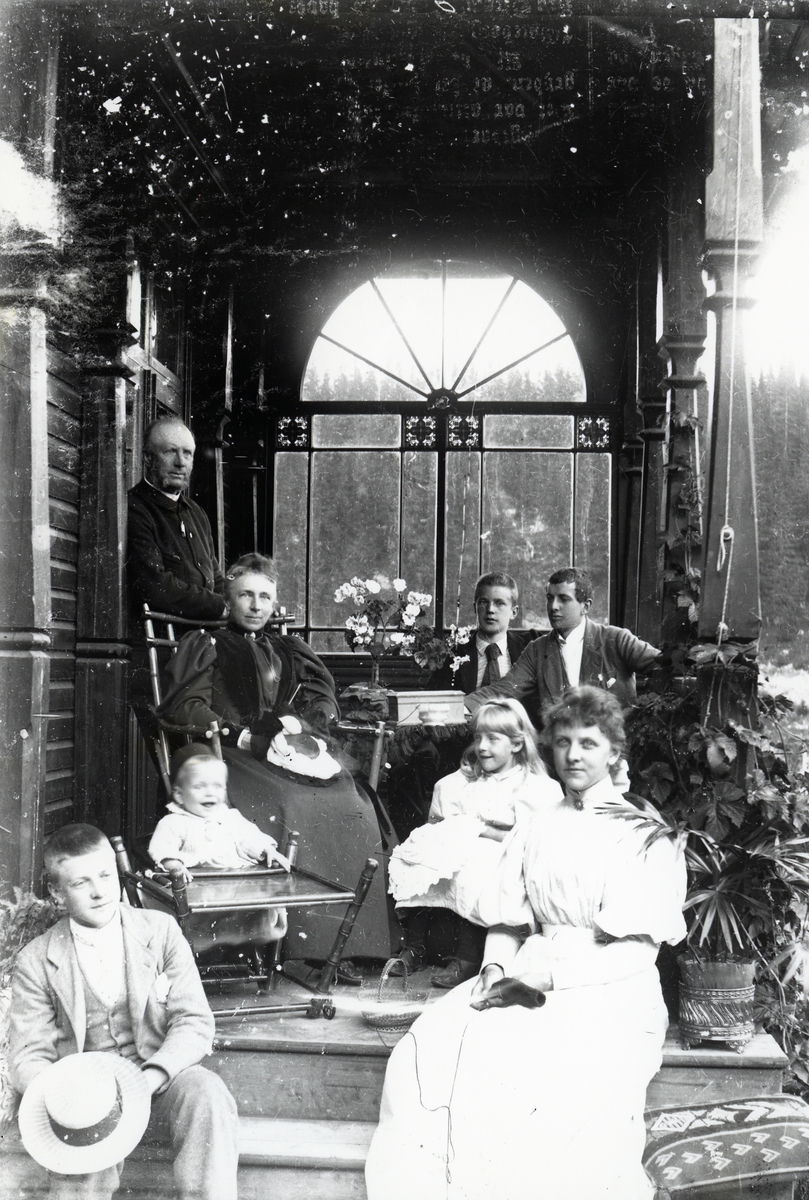 Barn og voksne, samlet i delvis glassinnbygd inngangsparti 