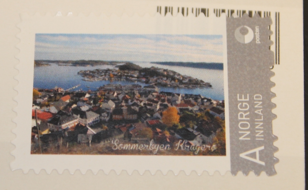 Frimerke viser Kragerø by sett fra Steinmann. Kortet har motiv fra Gunnarsholmen mot Blindtarmen.