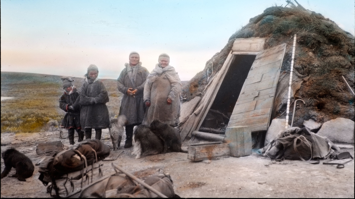 Fra foredragsrekken "Landmålerlivet i Finnmark"  v/Axel Printz : Jordgamme ved Njarggajavrre,familien Thuris sommerleir. ( T-7 Kautokeino 1923 ).
