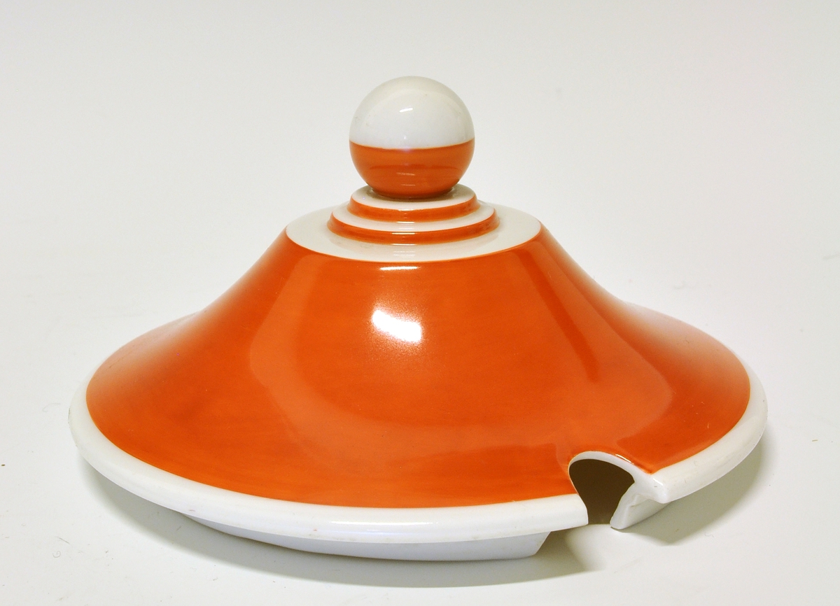 Sausenebb (sauseterrin) med fast skål og lokk, av porselen. "Pagodeform" i røde og hvite farger.