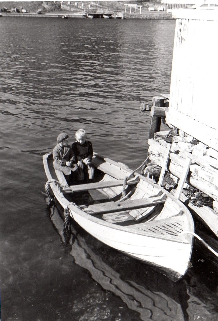 Olav Momrak Haugann i pram, Brevik, 1942
