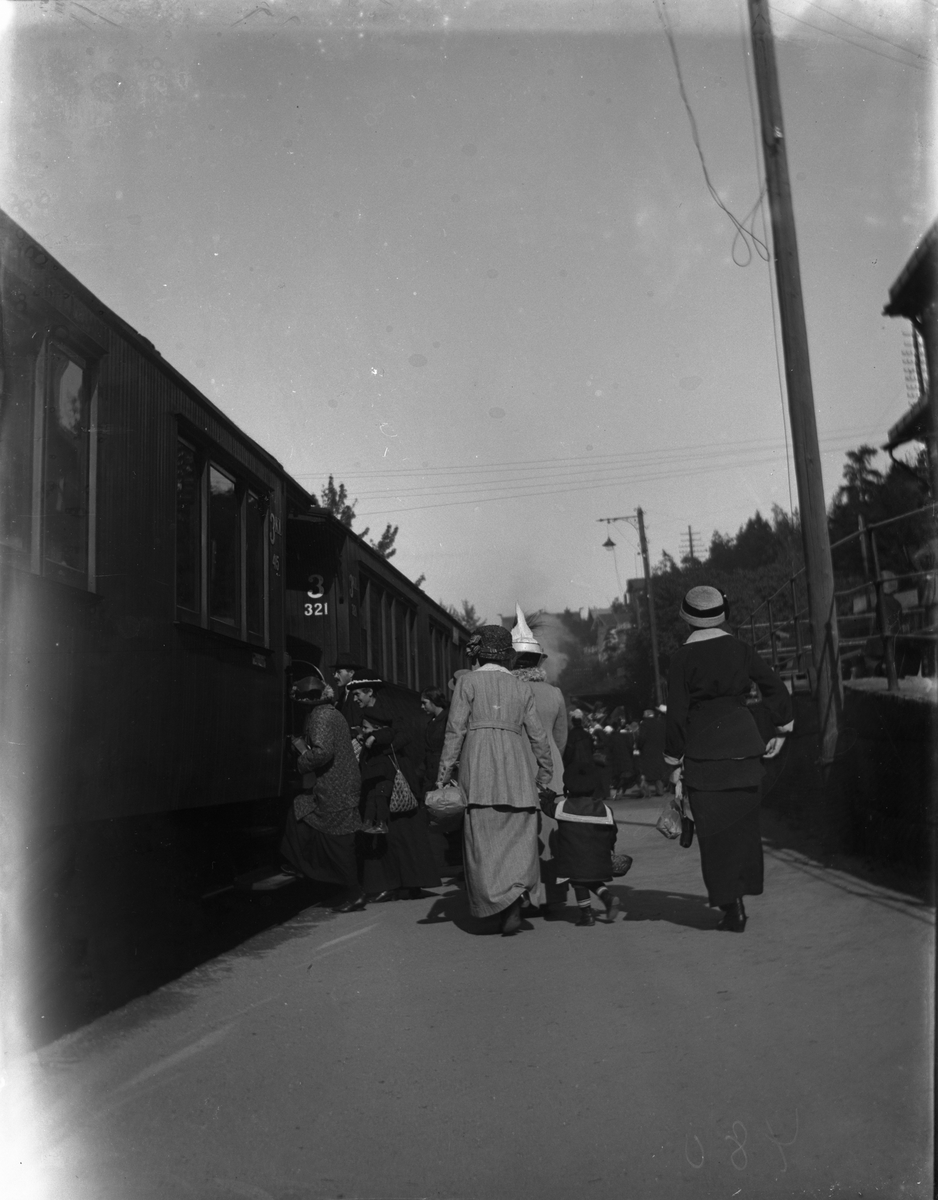 Kvinner og barn går ombord i tog. Nordstrand 10/9-1916?