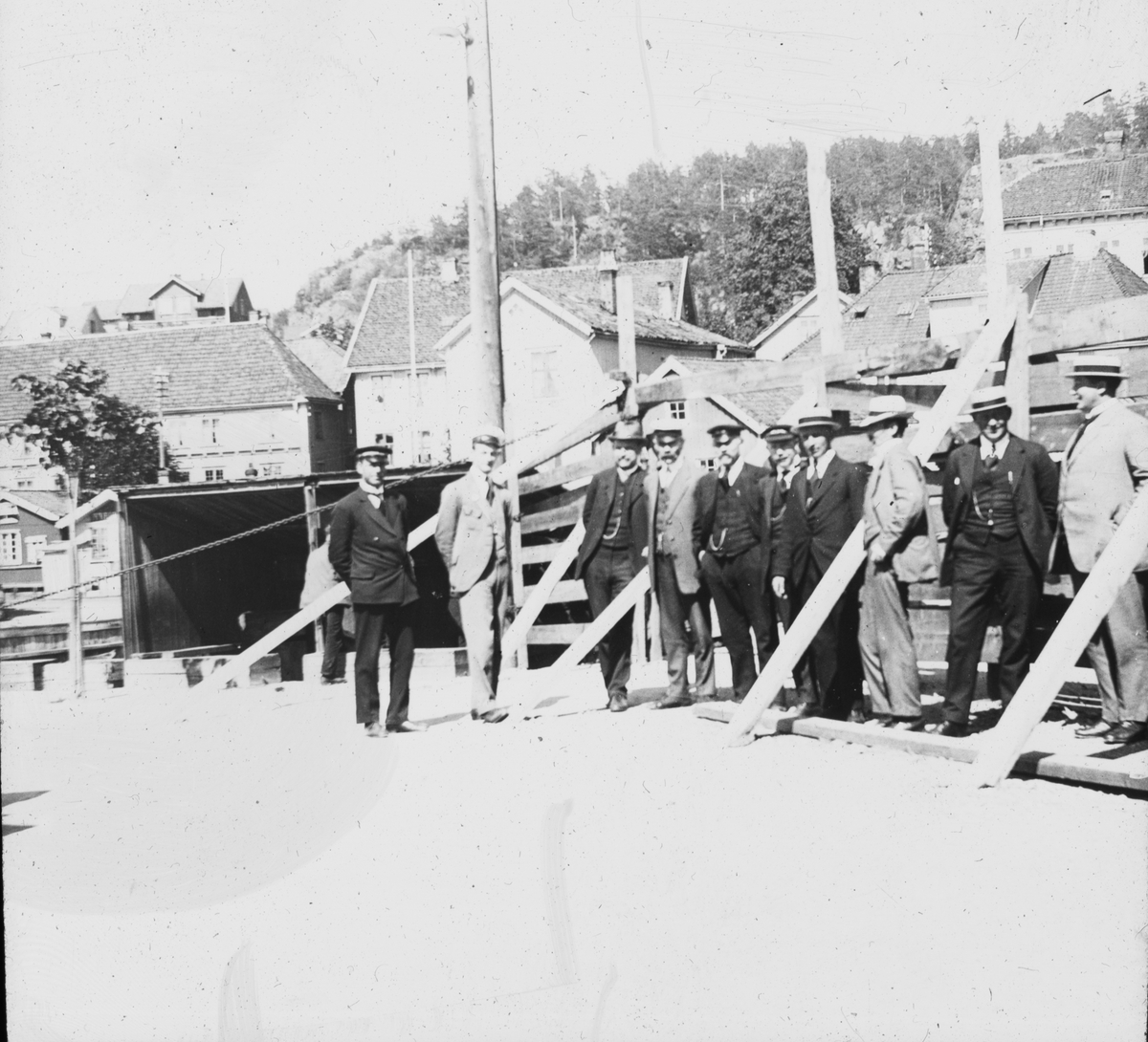 Streiken i Kragerø, 1921
Kjøpmenn står på bybrua.
