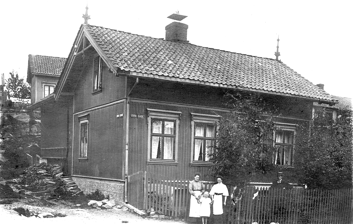 Skien. Hus i Øvregate ved Bloms Minde mellom Øvregate og Bratsberggaten.