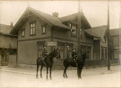 To barn til hest utenfor vognmann Jacob Riis' gård, Skien