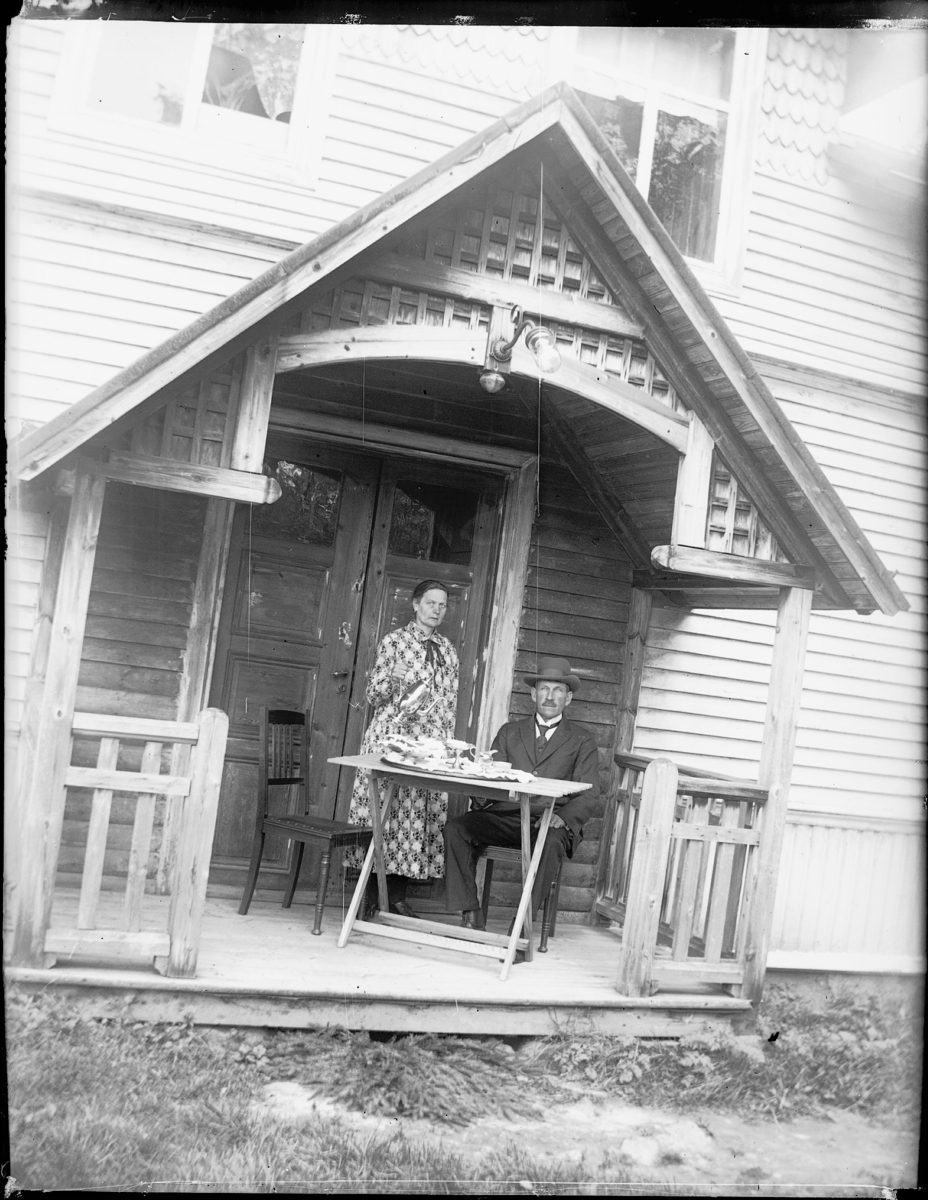 Herr och fru Linderoth på verandan till sin bostad.