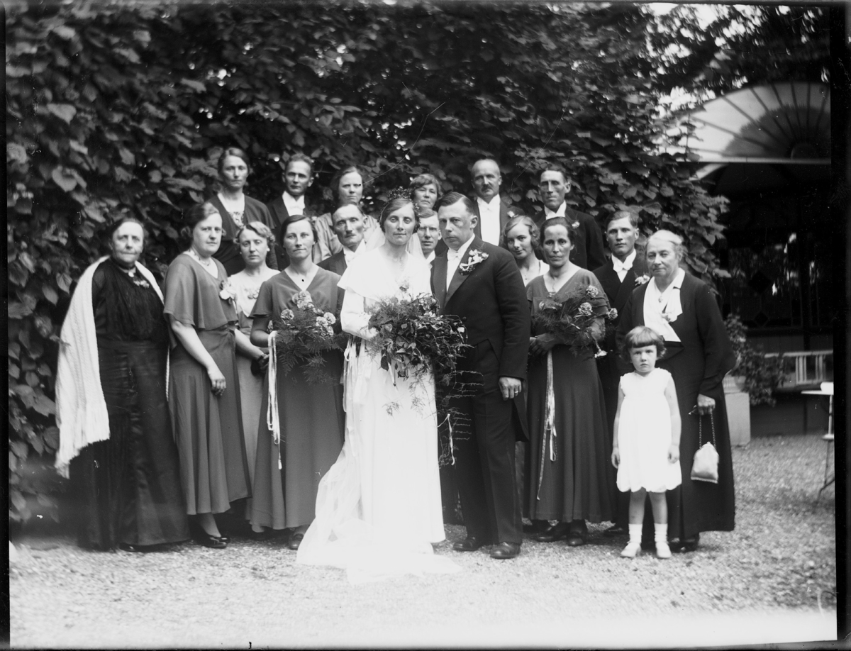 Bröllopsgrupp i Hotell Schweiz trädgård. Den 29 Juli 1933.