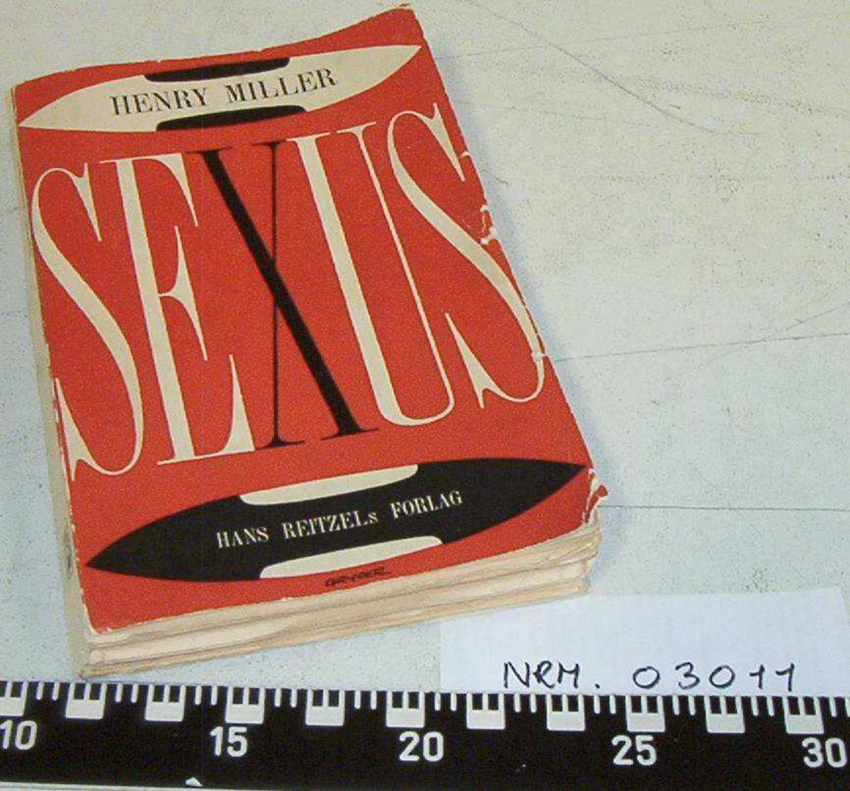 Henry Miller: Sexus. 4. bog.
Pornografisk litteratur utgitt av Hans Reitzels Forlag i København 1957
Boken er stemplet Trondheim Politikammer, påskrift Kriminalmuseet.