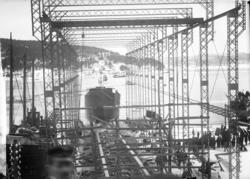 Et skip blir sjøsatt på Trosvik.