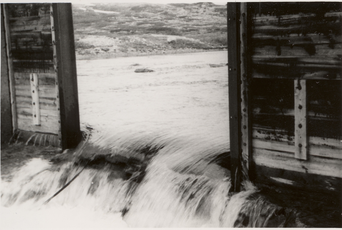 Tessungsjødammen, Tinn, 1948
Åpen damluke

