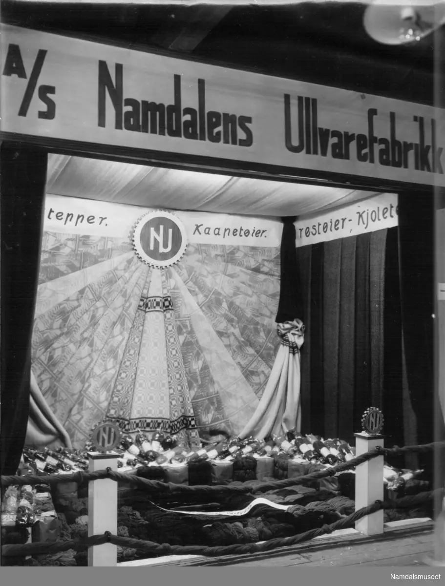 Namsen trelastforening, Namsos. Namdalens Ullvarefabrikks stand ved fylkesutstillingen i Namsos 1934.