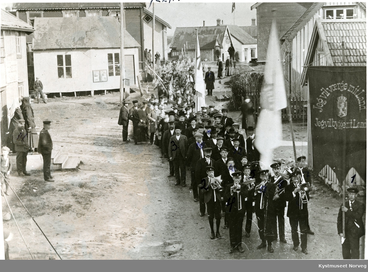 Rørvik sentrum, 17. mai toget i 1914