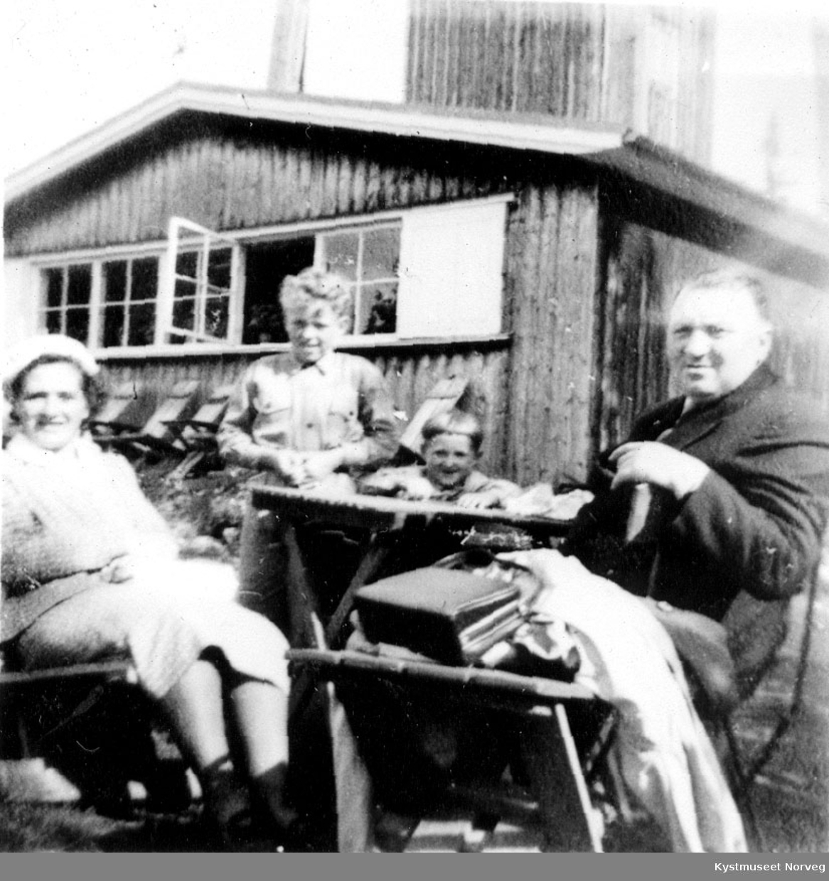 Gudrun, Harald, Reidar og Hjalmar Einvik ved Frøsøtårnet i Østersund, Sverige