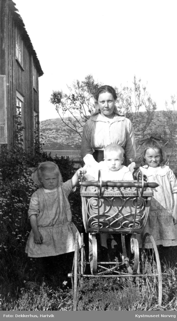 Jenny Dekkerhus Jenssen med småsøskene Lilly, Finn og Alfhild Jenssen