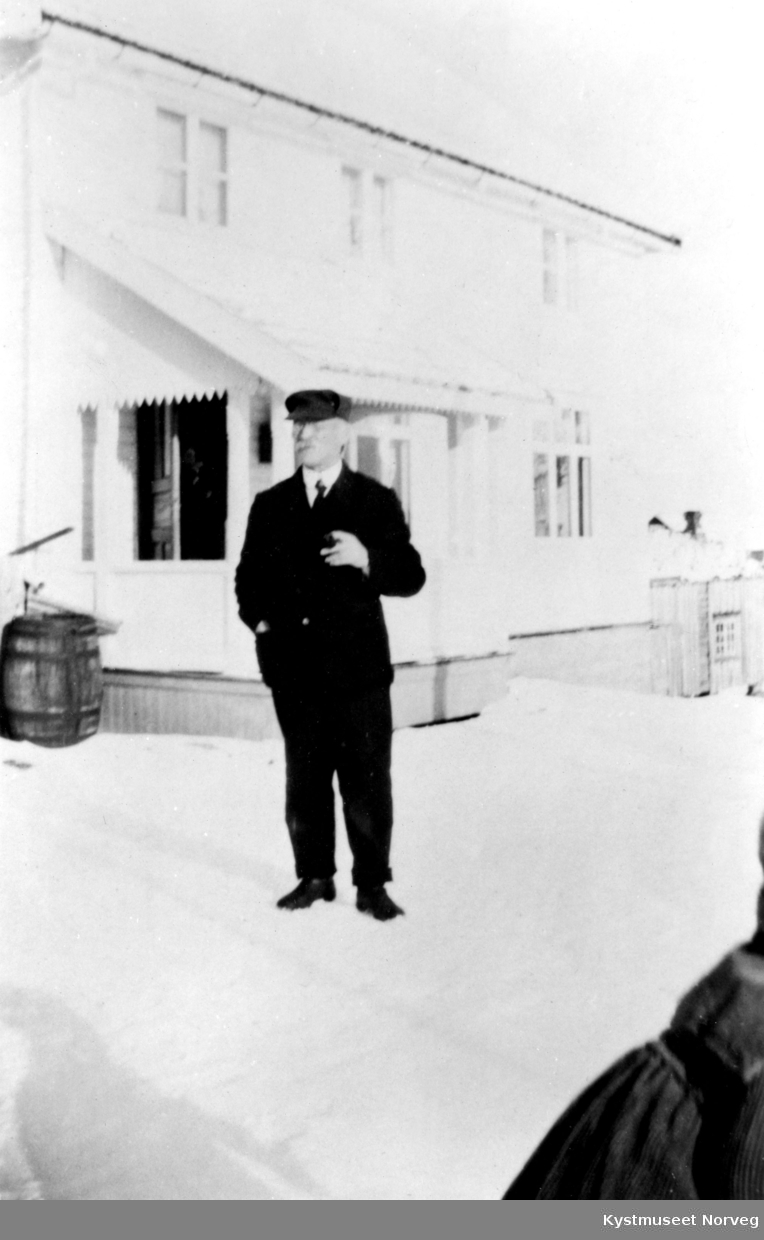 Sør-Gjæslingan, ukjent mann foran telegrafbygning