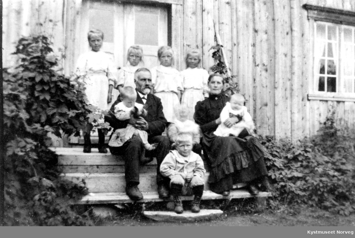 Magnhild Oppland Spillum og Per Spillum med 8 av sine 12 barn