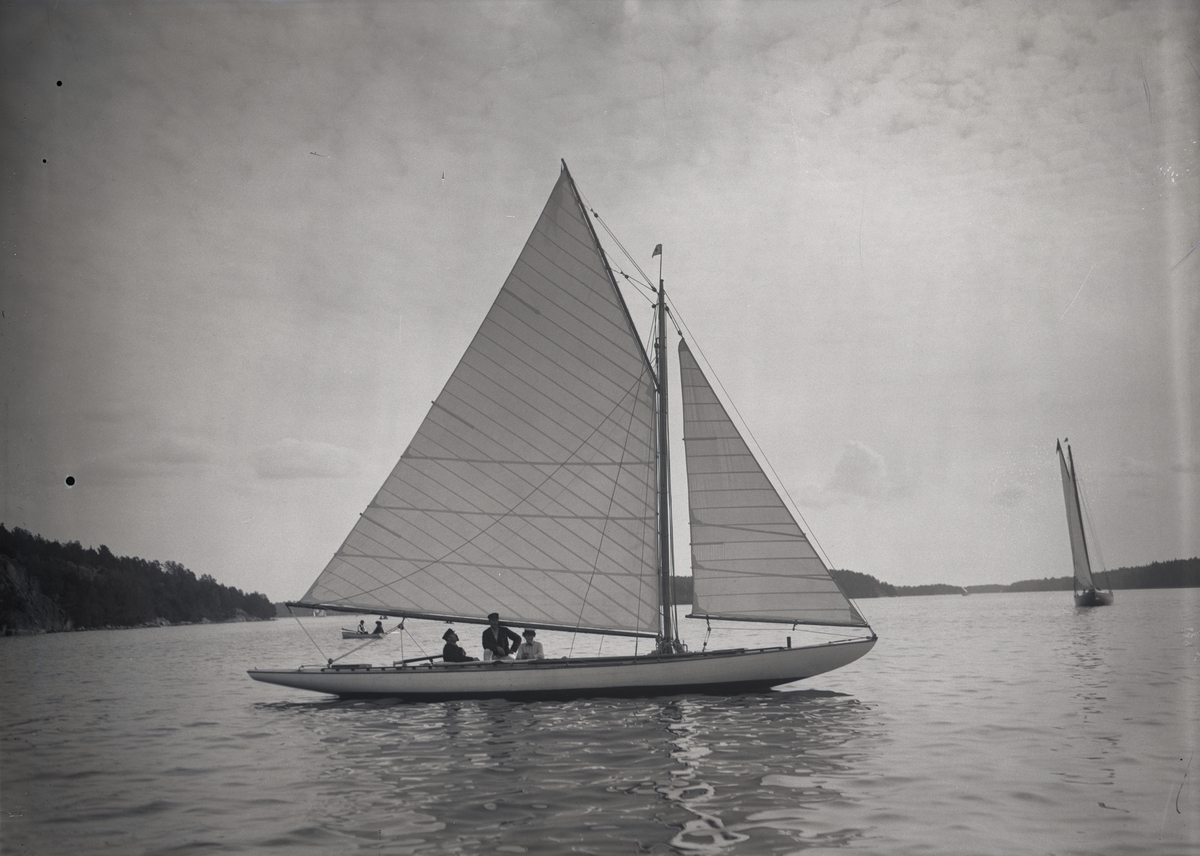 [från fotobeskrivningen:] "S/Y VIKINGEN år 1904. Fenkölsbåt. Vinnare av K.S.S.S. jubileumspokal 1897. Sjönk 1906 på Kanholmsfjärden efter kollision." [---]