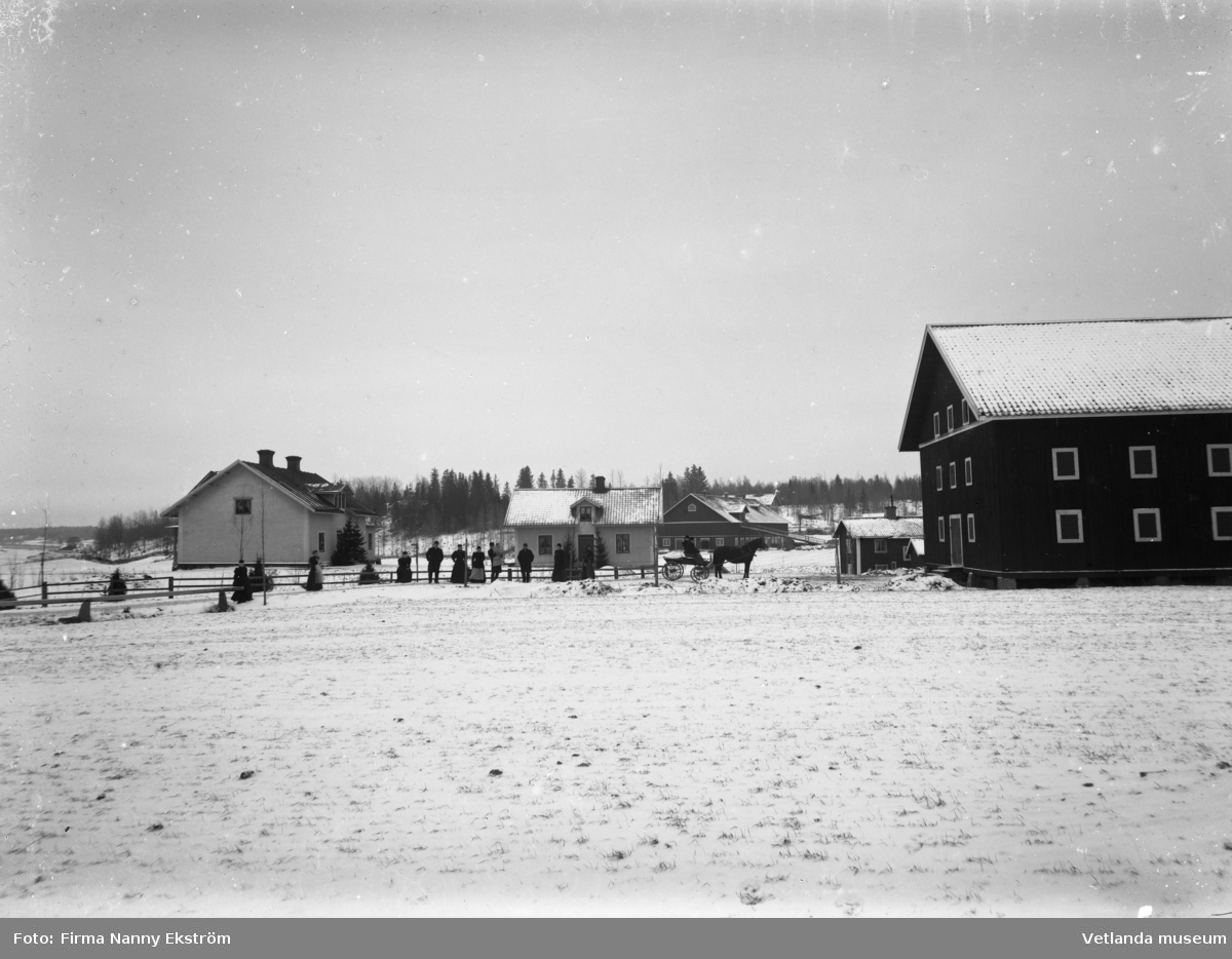 Gruppfoto, eventuellt pastor Janssons gård.