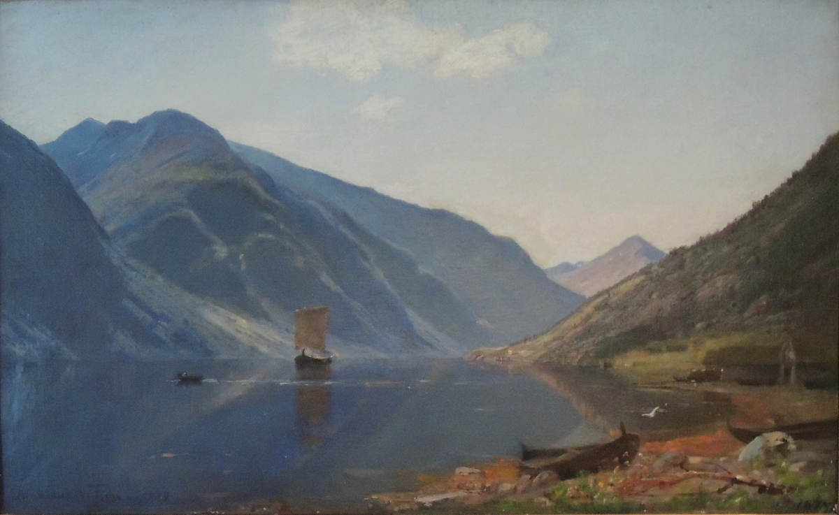 Fjord, fjell og båter.