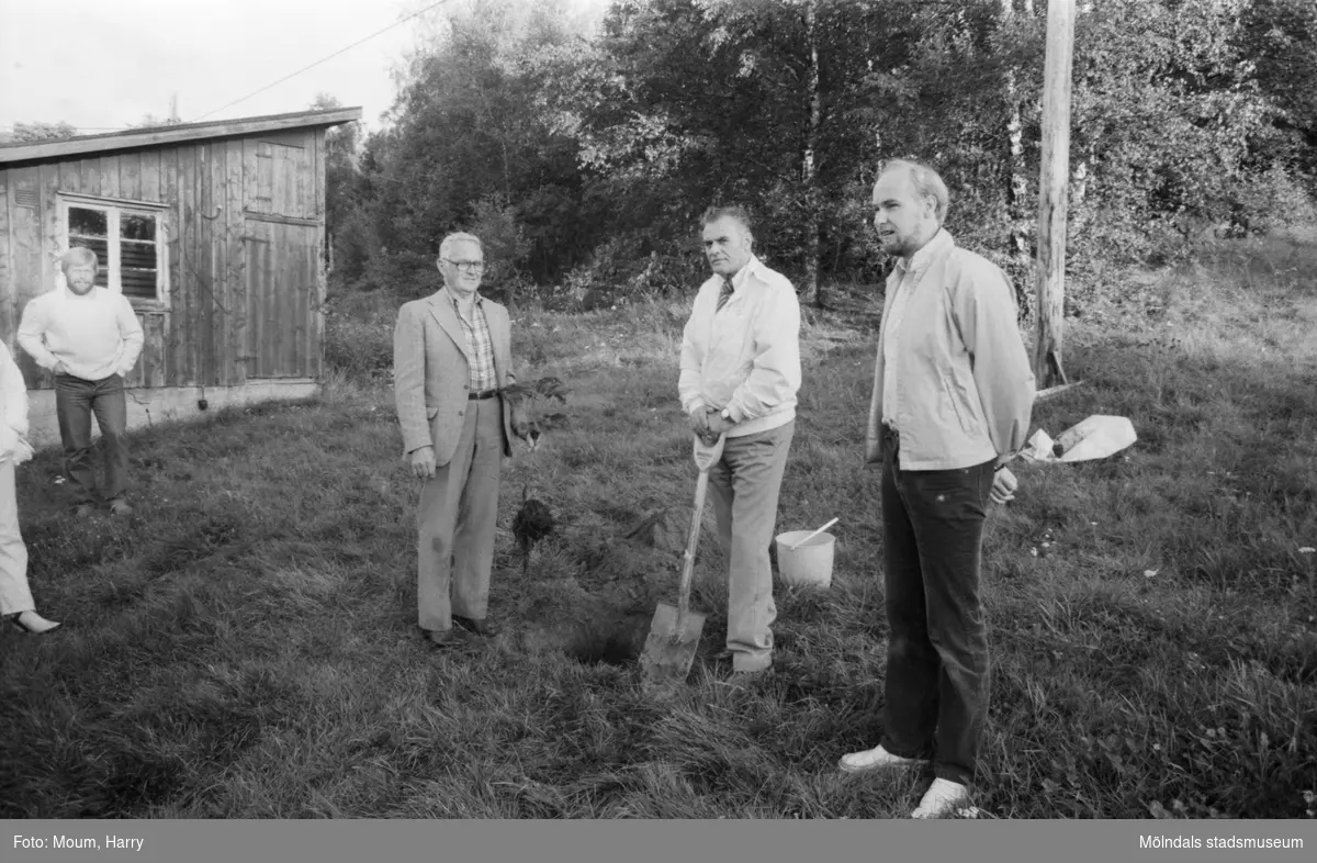 Kastanj planteras som vårdträd vid sommarens sista sommarkafé på Börjesgården i Hällesåker, år 1984.

För mer information om bilden se under tilläggsinformation.