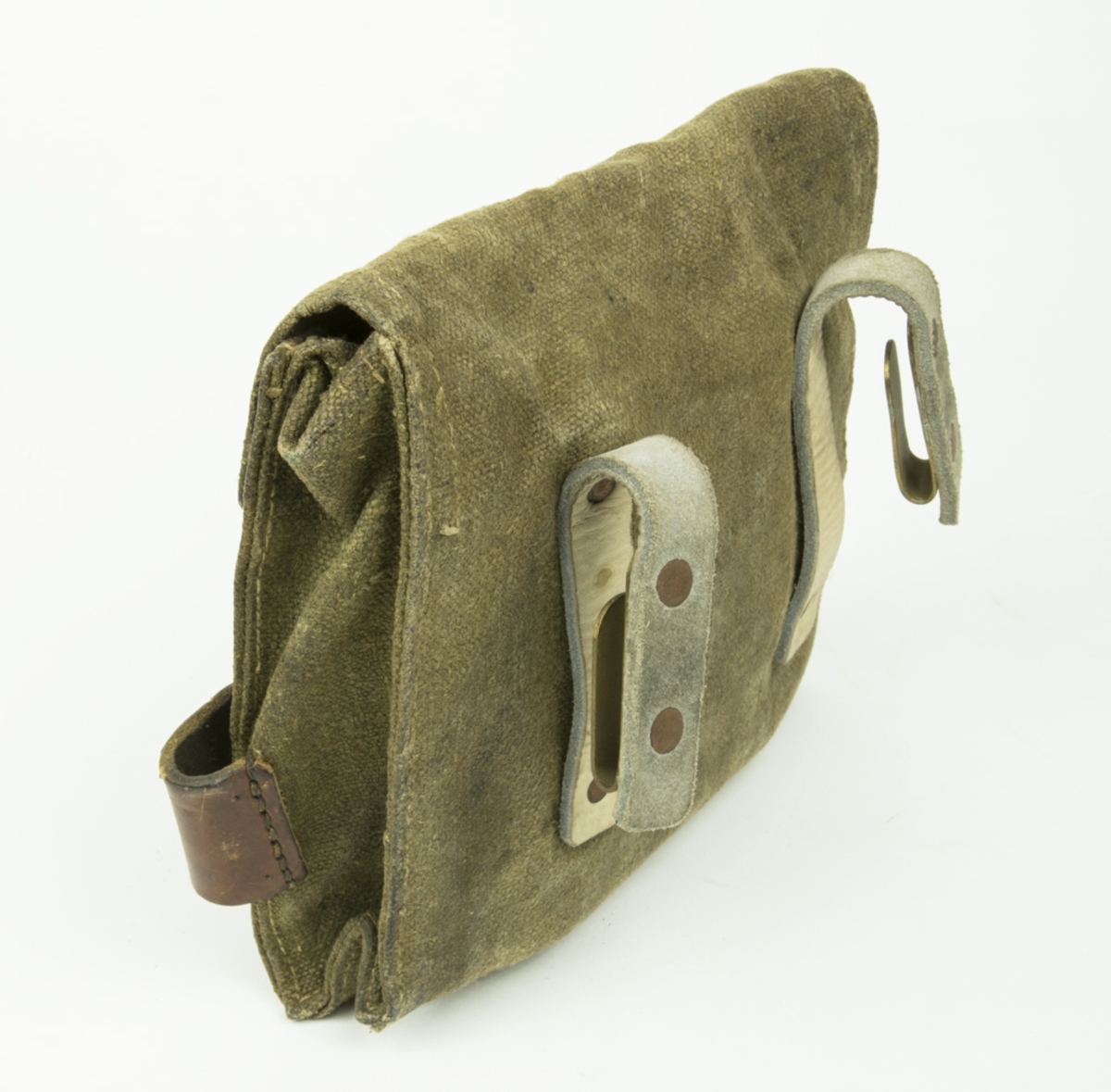 Verktygsväska innehållande 1 plattång med läderband, spik, träknoppar mm. Fastsättning i bälte