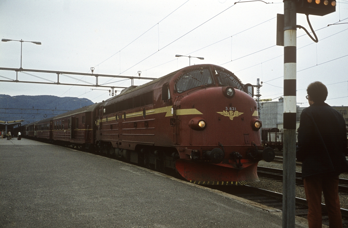 Dagtoget til Bodø på Trondheim stasjon. Diesellok tye Di 3 nr. 631.