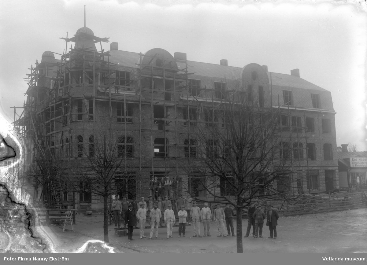 Sparbankshuset i Vetlanda under uppförande, 1917.