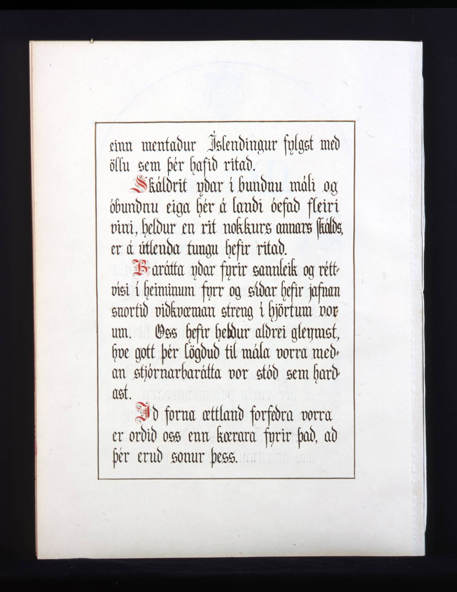 Adresse med mappe i mørkebrunt skinn med gullskrift på forsiden. Løse doble blad med mange hilsener i gullrammer. Adressen er skrevet med gotiske bokstaver i svart, rødt og gull.