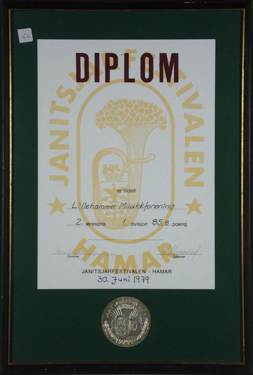 Midt på diplomet er det en althorn lignende musikkinstrument og Hamar's byvåpen. Under diplomet er det pålimt en medalje.