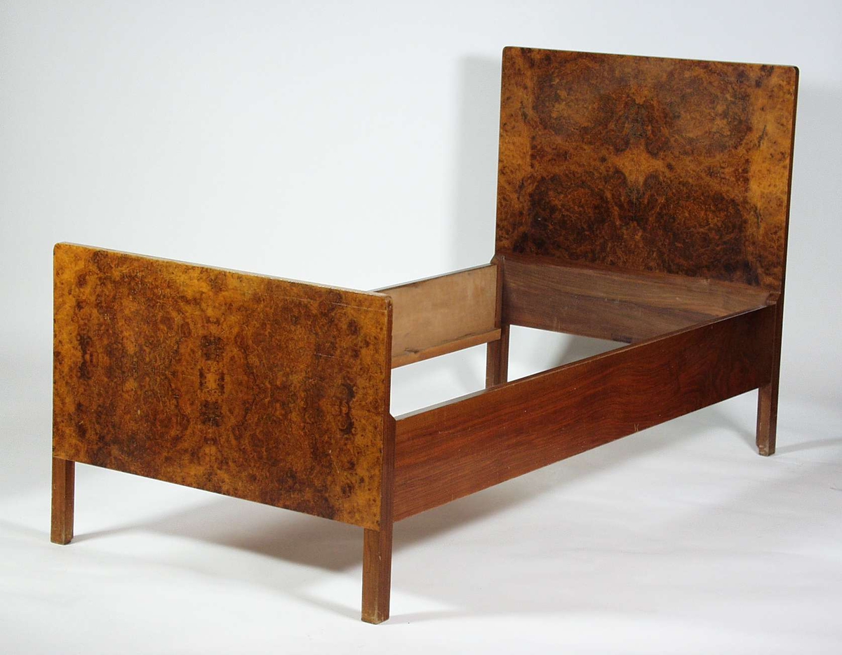 En seng i bjørk med valnøttrot i gavlene. Helt rett seng.