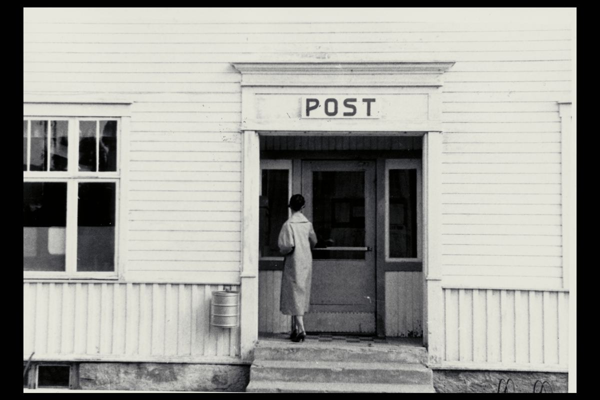 eksteriør, postkontor, 7300 Orkanger, postskilt, kvinne