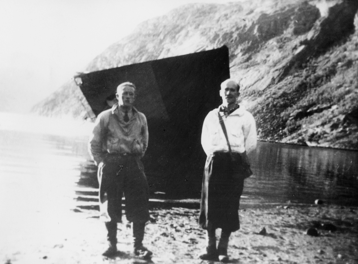 transport båt, tysk krigsskip, eksteriør, vrak, Rombakfjorden ved Narvik, 2 menn