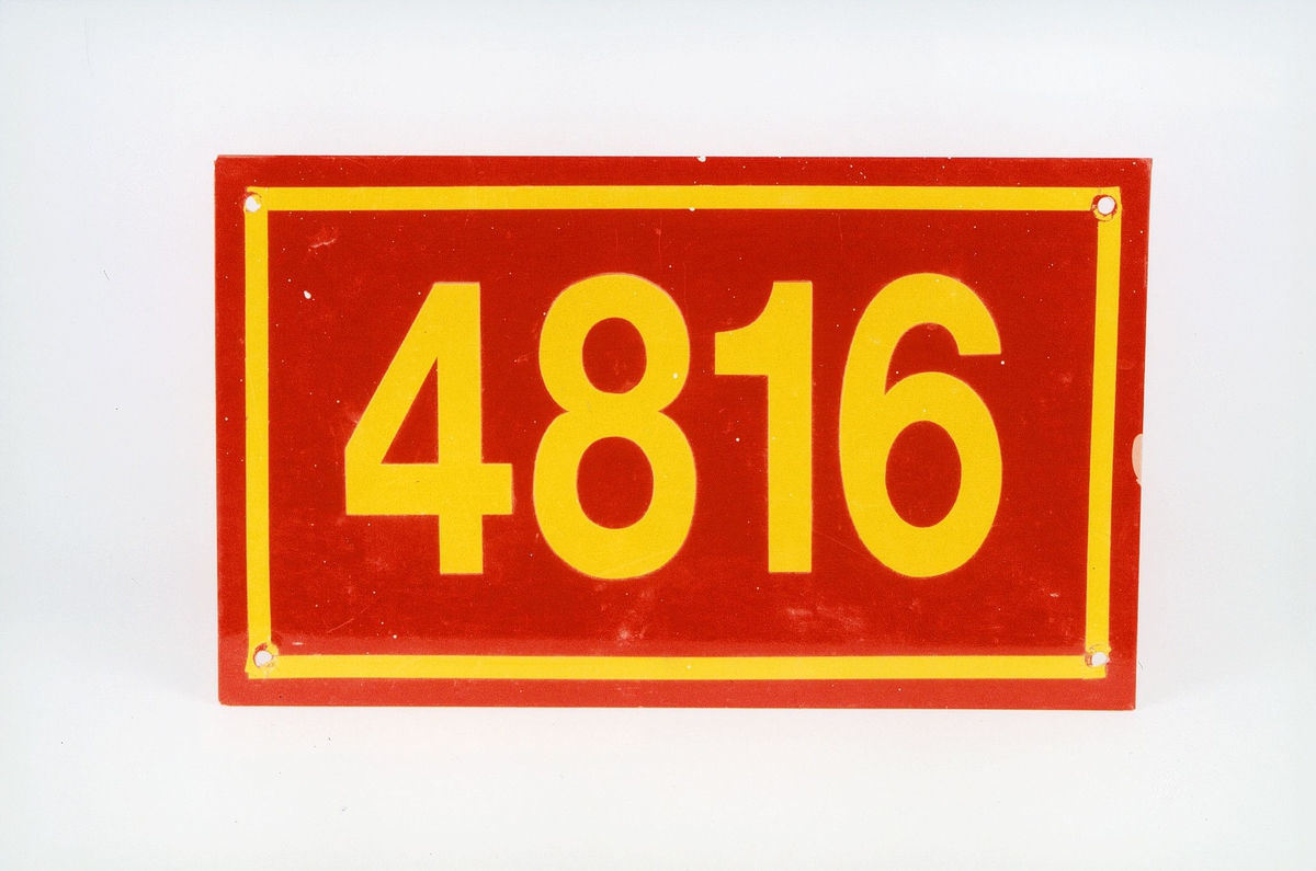 Postmuseet, gjenstander, skilt, stedskilt, nummerskilt, 4816 (Kolbjørnsvik).