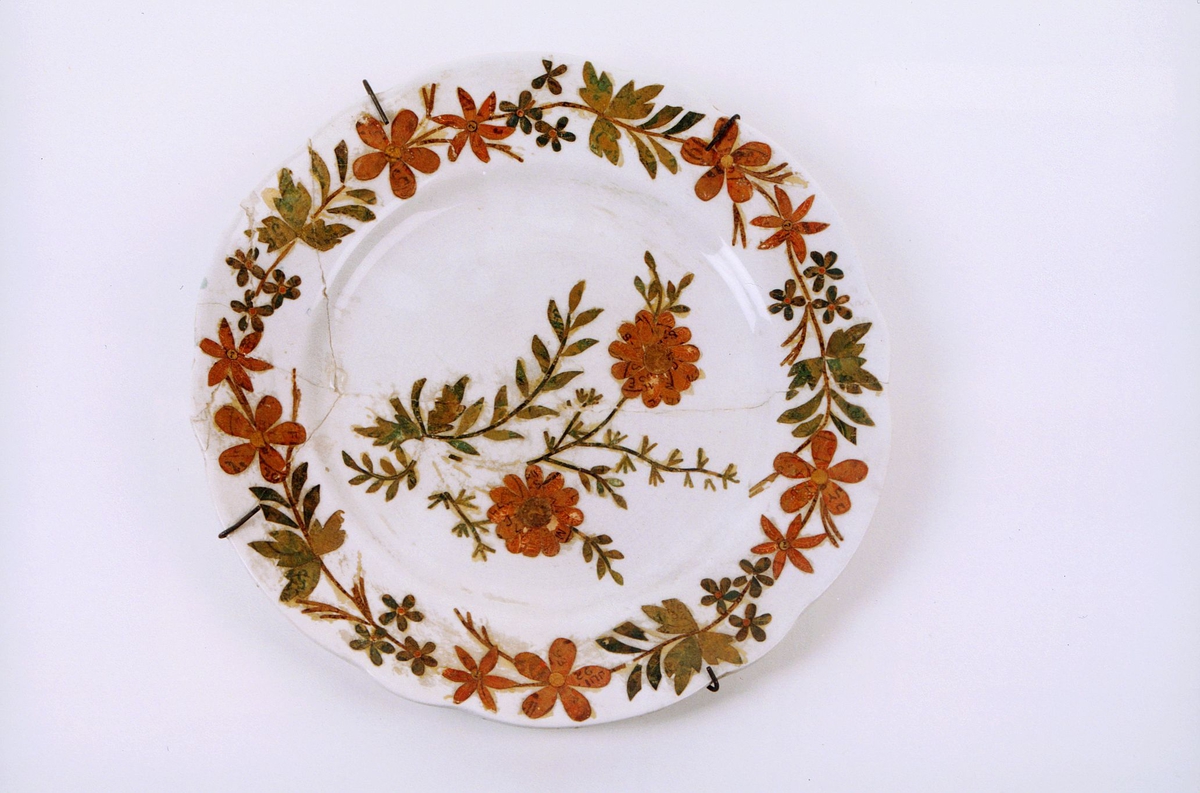 postmuseet, gjenstander, tallerken dekorert med blomster laget av frimerker