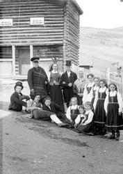 "Brudefølge". Toksen gård Fron 7/8-1900