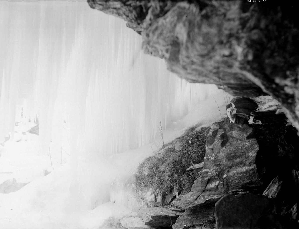 Kort: Ringebu. 16/3 1902. Partier af Tromsa elv. Iskirken innvendig, vinter, is, snø
