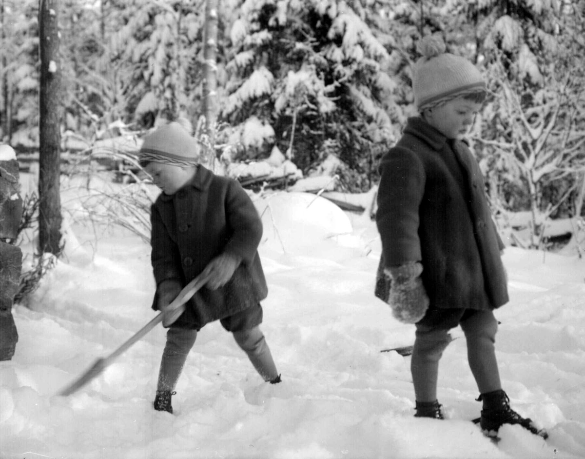 To små gutter i vinterlandskap.