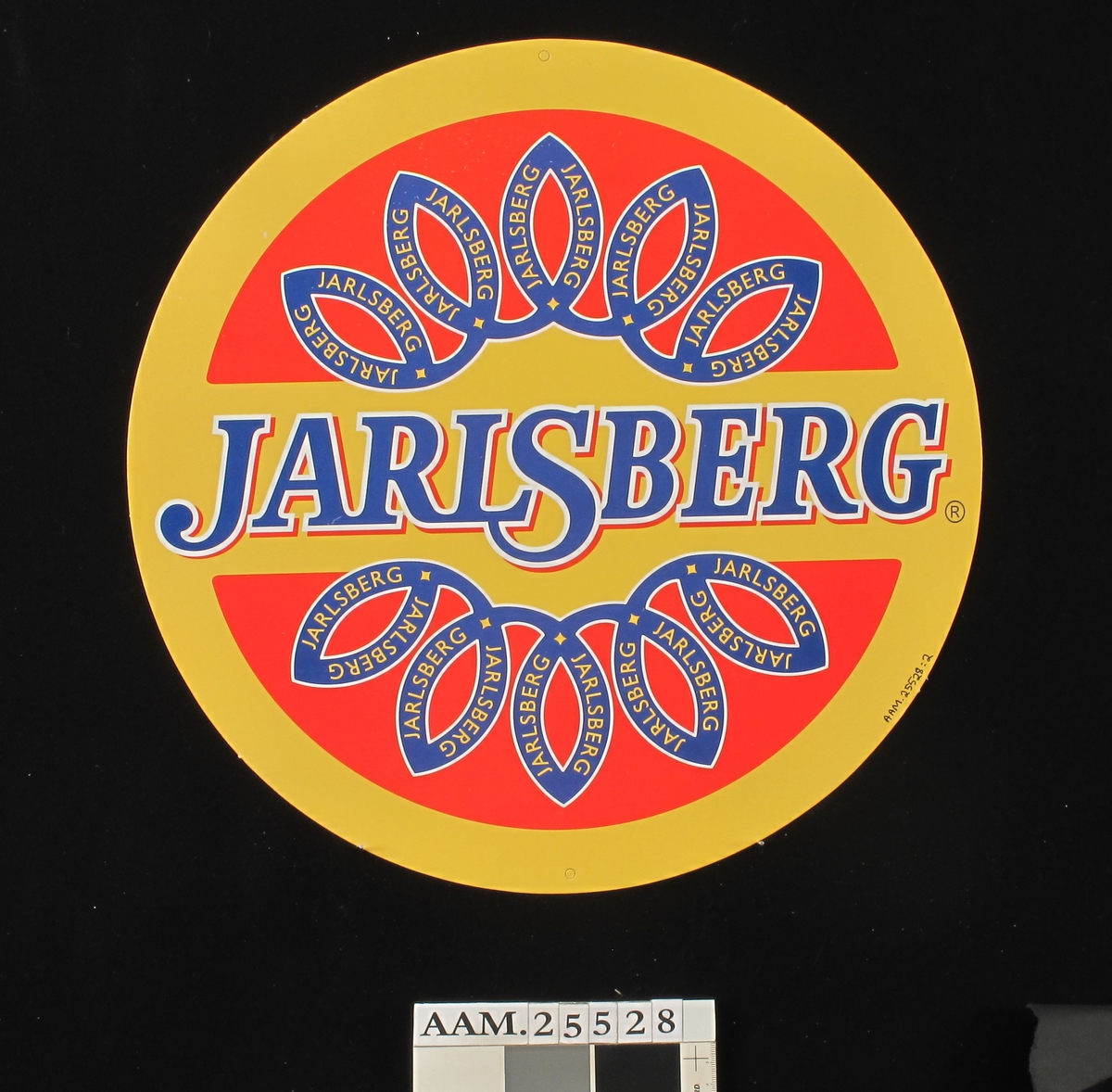 Rund Jarsberg-ost / fargefoto av ostestykke og ostekniv.
