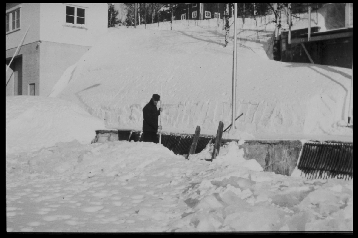 Arendal Fossekompani i begynnelsen av 1900-tallet
CD merket 0469, Bilde: 29
Sted: Haugsjå
Beskrivelse: Trygve Skotkjerr måker snø på demningen
