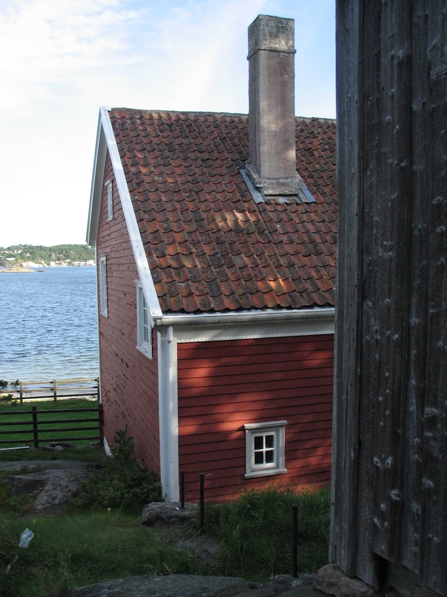 Merdøgaard. Bygningsmiljø, vestre del av våningshuset, hushjørne av fjøset t.h. 