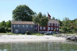 Merdøgaard, gårdstun, sett fra N, fra sjøen, sjøbod og vånin