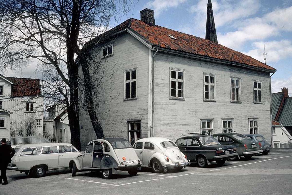 Sløyden, empirehus på Tyholmen, byens første museumsbygning, bygd 1839. Sløyd fra 1880. Ble vurdert flyttet til Langsæ i 1970-årene, da skolens sløydundervisning tok slutt. 
