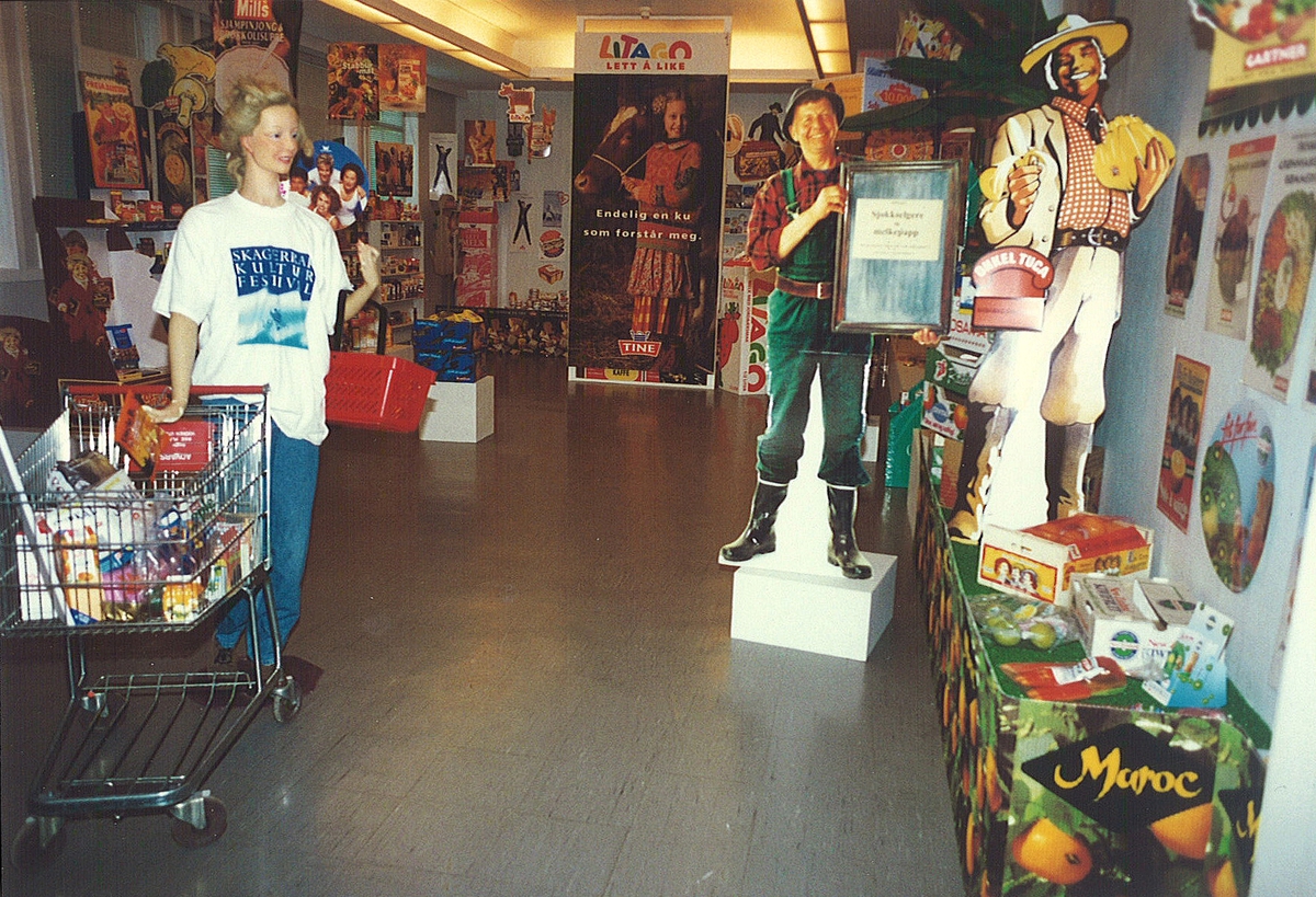 Utstillingen "Sjokkselgere og melkepapp" 1996 - 97.   Sjokkselger med figur gartneren dukke med trillevogn.