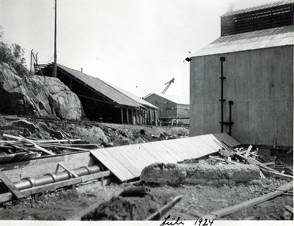 "xx/07-1924" Nitriden. Kloakkledning fra Omformerstasjonen. Bygning for steking av elektrodekull til høyre. Lagerbygning for ferdigprodukter i bakgrunnen.